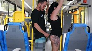 Absürt halk otobüsü sahnesi: Adam esmer kıza sürtünüyor ve üzerine bitiriyor!