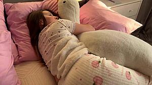 Sex casnic real cu gemut puternic și ejaculare