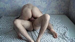 الابنة بالتبني تتسلل إلى سرير أبيها بالتبني لتصبح زوجته