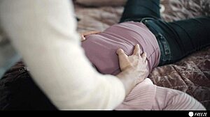 Vittu! Isäpuoli Jäätyy Ja Nakee Tytärpuolen Villiin Orgasmeihin