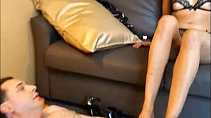 Luckyrose007 knijpt Andrea Dipre's ballen voordat ze hem hard neukt