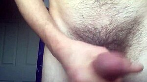 Twink chytený pri masturbácii na gay porno vo vani