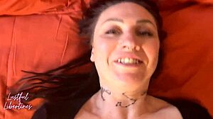 Saya tak tahan rakan MILF isteri curang jilat pantat saya dan minta kencing dalam pepek.