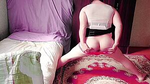 סיסי טרנסווסטיט לובש שמלה סקסית עם תחת לבן גדול