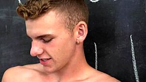 Mladi 18+ pastorček spretno ročka dva kurca v hardcore bareback akciji