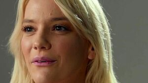 Blondýnka milf Kenna James dosahuje perfektního sólového orgasmu. Horká masturbace zasahuje každé správné místo.