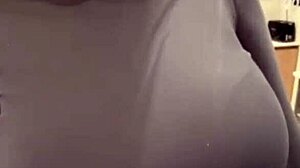 의붓엄마 큰 젖꼭지로 공공장소에서 미치게 해