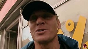 Jagt efter frisk 18-årig slavekød Zyna i byen