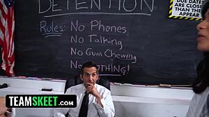 هل يخدع المعلم المنحرف الفتيات العذراوات في جنس ثلاثي في الفصل؟