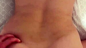 Karavanová děvka se svléká, cucá, jezdí na koni a bere sperma dovnitř