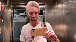 Piccola italiana ingoia il cazzo enorme in camera d'albergo