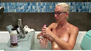 מפגש רחצה עם סטלה כולל גילוח בחדר האמבטיה