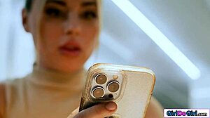 Blond sekretarka lizana i ruchana straponem przez dominującą lesbijską szefową