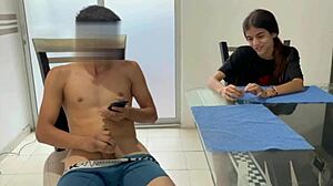 Megtaláltam a geil mostoha öcsémet, ahogy veri a farkát, és segítettem neki - teljes sztori