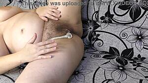 כל כך הרבה זרע מציף את הכוס השעירה שלי עכשיו