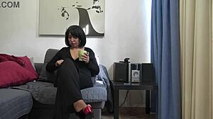 Семейное табу: Турецкая мачеха шокирована голым входом похотливых пасынков