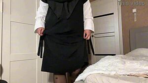 زوجة أب في حجاب تظهر جواربها لابن زوجها في عرض منفرد مجنون!