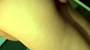 Kurvet husmor nyder udendørs sjov i sneen