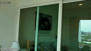 สาวเอเชียสมัครเล่นอายุ 18 ลองลึกคอเป็นครั้งแรก