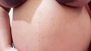 Эй, беременная арабская мачеха раздевается на вебкамере, дразнит, чтобы ей жестко оттрахали волосатую пизду!