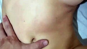 Giovane matrigna lascia che figliastro finisca sulla sua pancia veloce