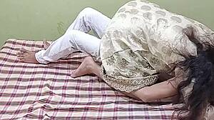 يا، عايز تشوف الست الهندية دي بتعمل جنس رومانسي مع ابن زوجها بالصوت الهندي؟