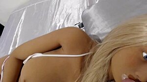 Эй, она должна была отсосать мне, иначе я стукну школьной банде.