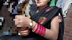 Индийская бхабхи дразнит в смелом черном сари.