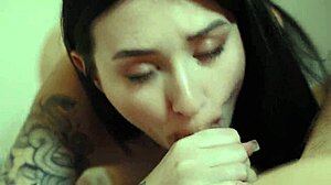 Grannen Sonya Snake längtar efter graviditet med saftig creampie. Hon kräks utomhus nära dormen?