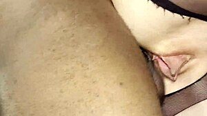 Mama vitregă blondă savurează pula mare neagră în sesiune fierbinte