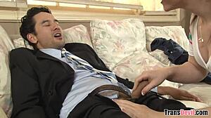 Tranny dadilja Amy Daly sisa i jebe veliki kurac u analu