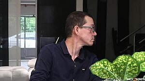 Съгласявам се със стъпсина да чукам жена му, за да не кажа на приятелката