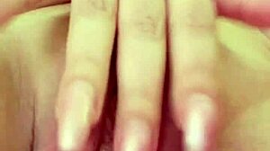 Blondie Fesser prstí mokrou kundu a dráždí vibrátorem