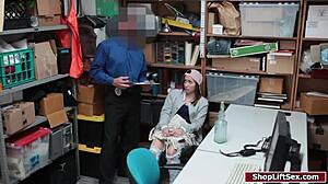 Nastolatka złodziejka zostaje intensywnie wyruchana na biurku policjanta