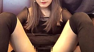 Říká: Žiju pro roztahování a tvrdé šukání prdele téhle lesbické holky