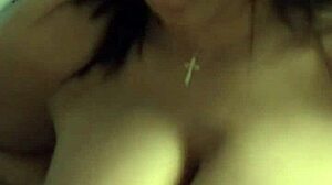 לטינה חמה ובחור מתלכלכים עם סקס גנוח על הספה