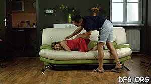 Момче дразни девствената си приятелка, докато контролира желанието си