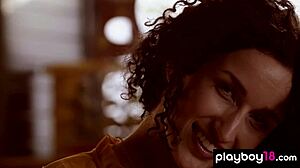 3人の熱いアジアンレズ、ストッキングでマンコを指マンしチチを舐めるベッドルームで