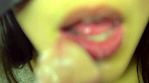 嘿，性感日本继妹，想偷偷近距离射脸吗？