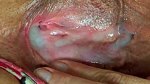 Jak dojrzała SSBBW radzi sobie z dużym czarnym kutasem z szeroko rozłożonymi nogami?