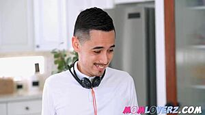 Noua asistentă a mămicii vitrege ascultă fiecare comandă sălbatică!