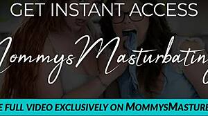 hete milf en stiefdochters in intense vingeren en kut likken sessie.