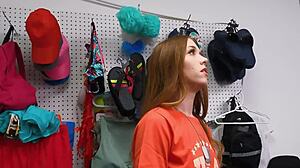 Portadora de bandeira enfrenta terror de policial nos bastidores - vai deixá-la ir ou castigá-la com força?