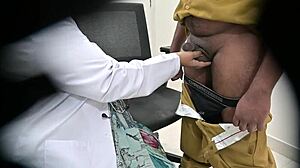 Indyjska pani doktor ostro zaspokaja chucie z miejscowym pacjentem w szpitalu, złapane na ukrytej kamerce