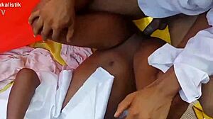 Pareja de Pueblo Caliente Desata Sexo Salvaje en el Rancho con Ebony Curvilínea