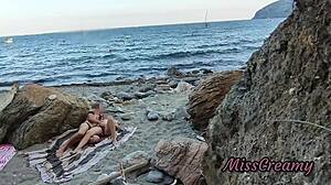 Показвам тялото си на обществен плаж с помощта на непознат