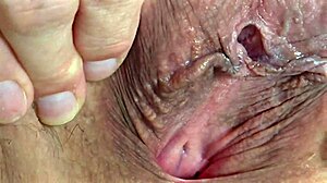 Tykk rumpe BBW-milf blottlegger saftig våt fitte