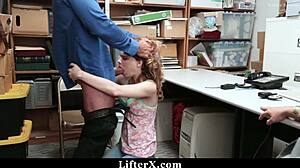 Mrskám drzou zlodějku 18+ před jejím otčíkem: trest minetkou a dominací v garáži