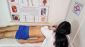 Pielęgniarka Robi Pacjentowi Twardego Dziwnymi Umiejętnościami Ręki