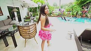 Η παχιά πρώην σου σε αφήνει να γαμήσεις την σφιχτή της πούτσα δίπλα στην πισίνα